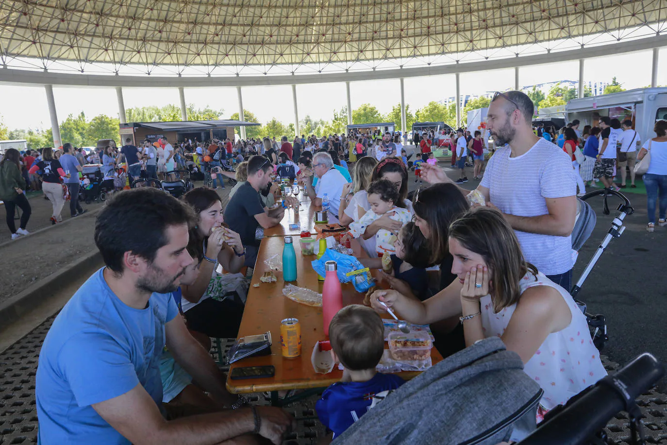 La cúpula del Buesa Arena ha acogido este este sábado una gran fiesta infantil al aire libre organizada por la Corporación Mondragón como aperitivo de su espectáculo 'Humanity at Music', que comienza a las 18.00 en el interior del pabellón.