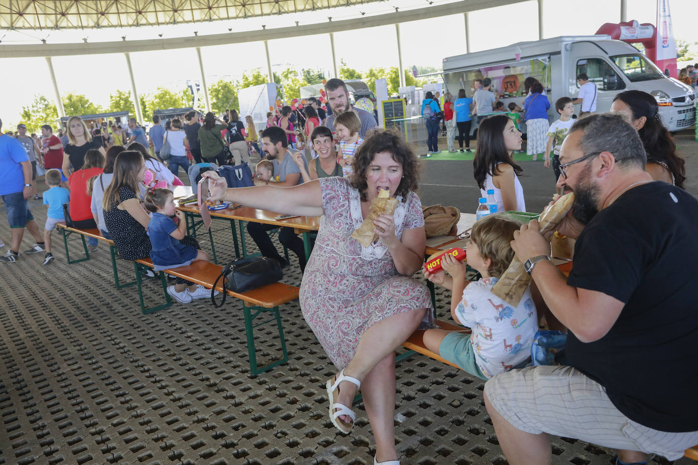 La cúpula del Buesa Arena ha acogido este este sábado una gran fiesta infantil al aire libre organizada por la Corporación Mondragón como aperitivo de su espectáculo 'Humanity at Music', que comienza a las 18.00 en el interior del pabellón.