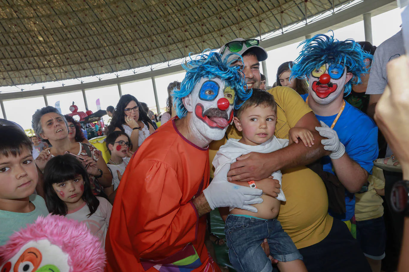 La cúpula del Buesa Arena ha acogido este este sábado una gran fiesta infantil al aire libre organizada por la Corporación Mondragón como aperitivo de su espectáculo 'Humanity at Music', que comienza a las 18.00 en el interior del pabellón.