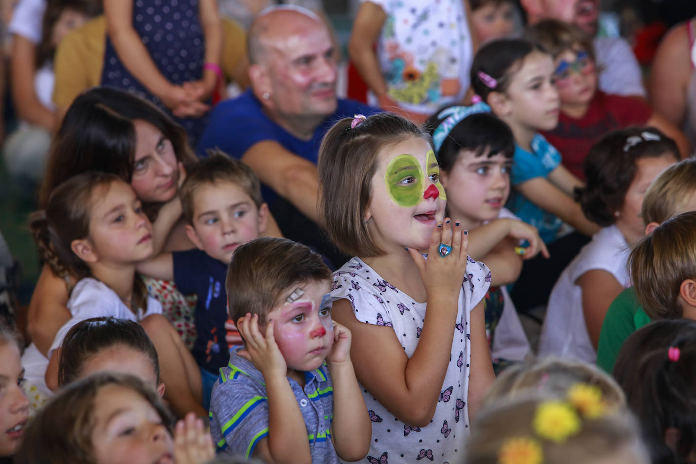 La cúpula del Buesa Arena ha acogido este este sábado una gran fiesta infantil al aire libre organizada por la Corporación Mondragón como aperitivo de su espectáculo 'Humanity at Music', que comienza a las 18.00 en el interior del pabellón.