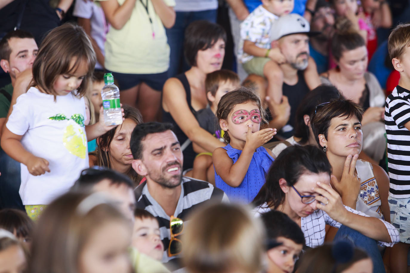 La cúpula del Buesa Arena ha acogido este este sábado una gran fiesta infantil al aire libre organizada por la Corporación Mondragón como aperitivo de su espectáculo 'Humanity at Music', que comienza a las 18.00 en el interior del pabellón.