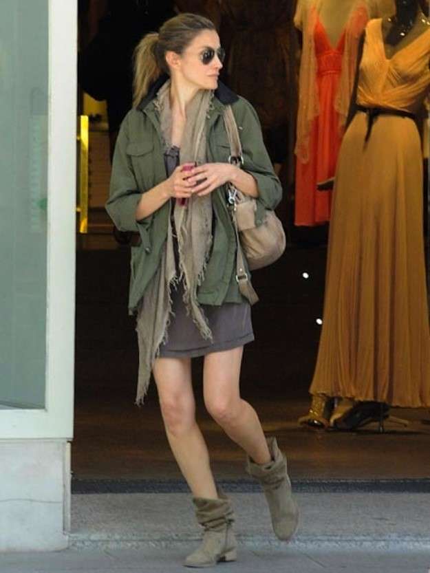 Doña Letizia nació tal día como hoy hace 47 años. Aquella joven que se estaba labrando un prometedor futuro profesional como periodista lo dejó todo por amor. El por aquel entonces príncipe Felipe anunció su compromiso oficial con la asturiana y se casaron en la Catedral de la Almudena el 22 de mayo de 2004. Diez años más tarde, fueron coronados reyes de España tras la abdicación del rey Juan Carlos. Cada uno de esos momentos clave en la vida de doña Letizia ha estado marcado por sus looks, analizados al detalle por la prensa a lo largo de los años. Hoy, con motivo de su cumpleaños, repasamos la evolución de su estilo a través de algunos de sus estilismos más memorables.