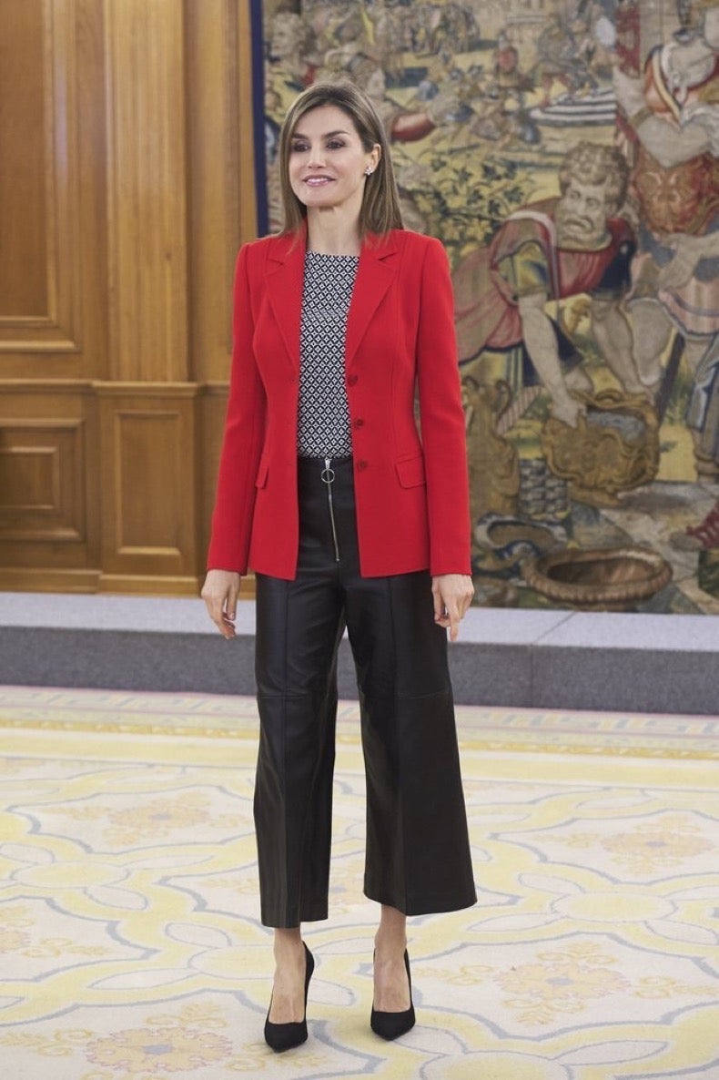 Doña Letizia nació tal día como hoy hace 47 años. Aquella joven que se estaba labrando un prometedor futuro profesional como periodista lo dejó todo por amor. El por aquel entonces príncipe Felipe anunció su compromiso oficial con la asturiana y se casaron en la Catedral de la Almudena el 22 de mayo de 2004. Diez años más tarde, fueron coronados reyes de España tras la abdicación del rey Juan Carlos. Cada uno de esos momentos clave en la vida de doña Letizia ha estado marcado por sus looks, analizados al detalle por la prensa a lo largo de los años. Hoy, con motivo de su cumpleaños, repasamos la evolución de su estilo a través de algunos de sus estilismos más memorables.