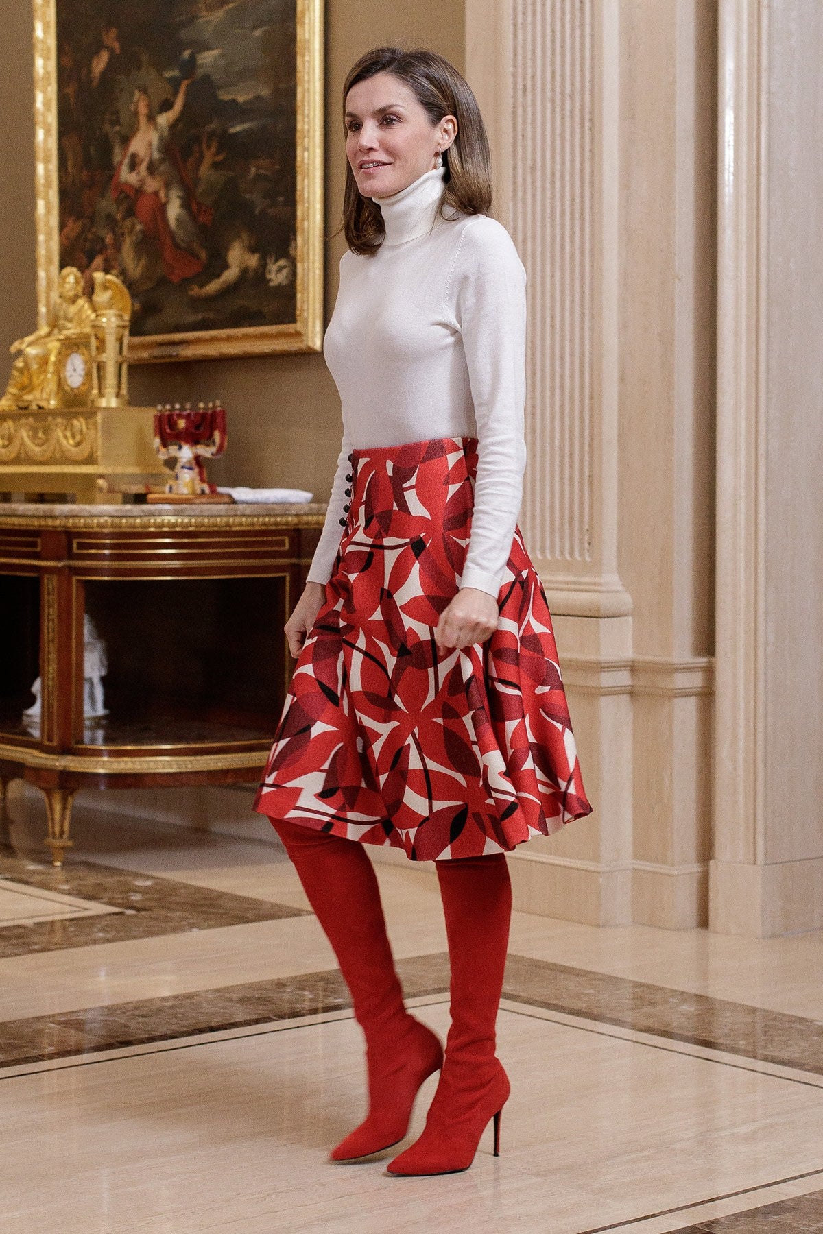 Doña Letizia nació tal día como hoy hace 47 años. Aquella joven que se estaba labrando un prometedor futuro profesional como periodista lo dejó todo por amor. El por aquel entonces príncipe Felipe anunció su compromiso oficial con la asturiana y se casaron en la Catedral de la Almudena el 22 de mayo de 2004. Diez años más tarde, fueron coronados reyes de España tras la abdicación del rey Juan Carlos. Cada uno de esos momentos clave en la vida de doña Letizia ha estado marcado por sus looks, analizados al detalle por la prensa a lo largo de los años. Hoy, con motivo de su cumpleaños, repasamos la evolución de su estilo a través de algunos de sus estilismos más memorables.