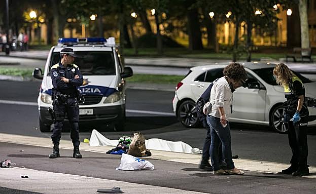 Efectivos de la Policía Local inspeccionan el lugar del accidente mortal.