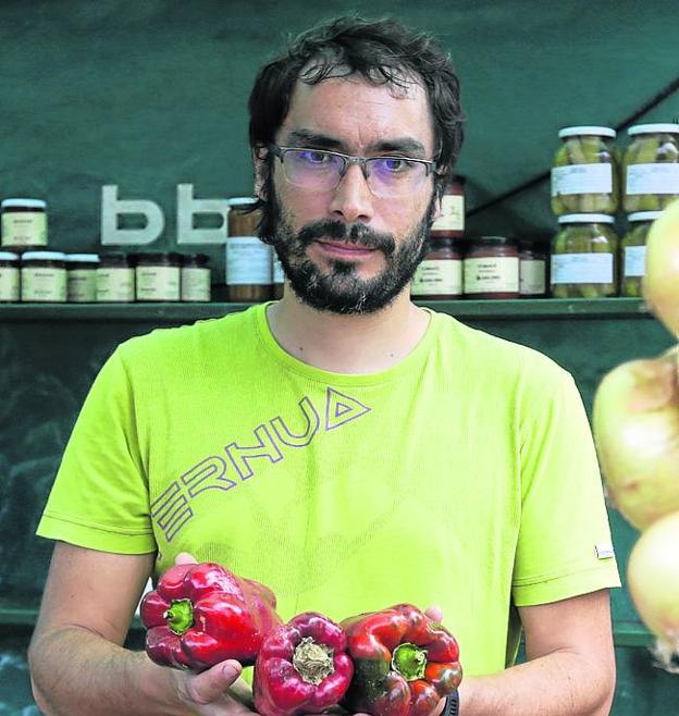 Borja Allende muestra unos pimientos