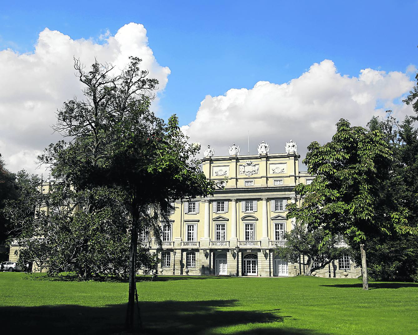 Neoclasicismo. Panorámica del edificio del siglo XVIII propiedad de la Casa de Alba, con un cuidadísimo jardín. Solo en este lugar se podrán realizar fotos. 