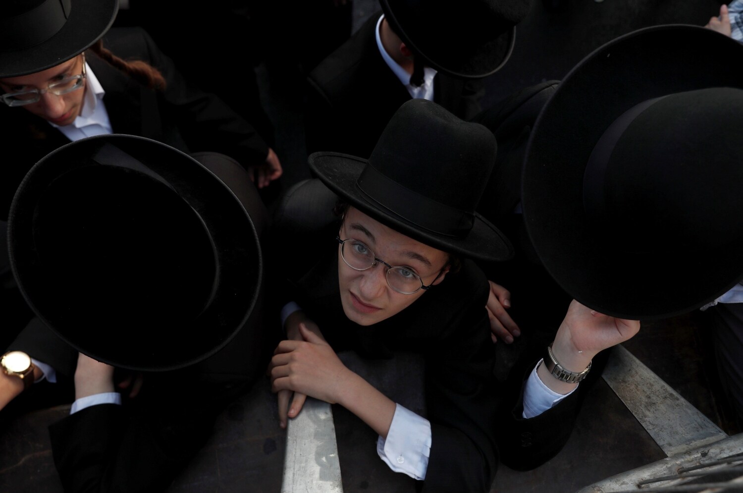 Los partidarios judíos ultraortodoxos del partido Judaísmo de la Torá Unida se reúnen en Jerusalén durante el último día de las campañas electorales, Jerusalén, Israel. 