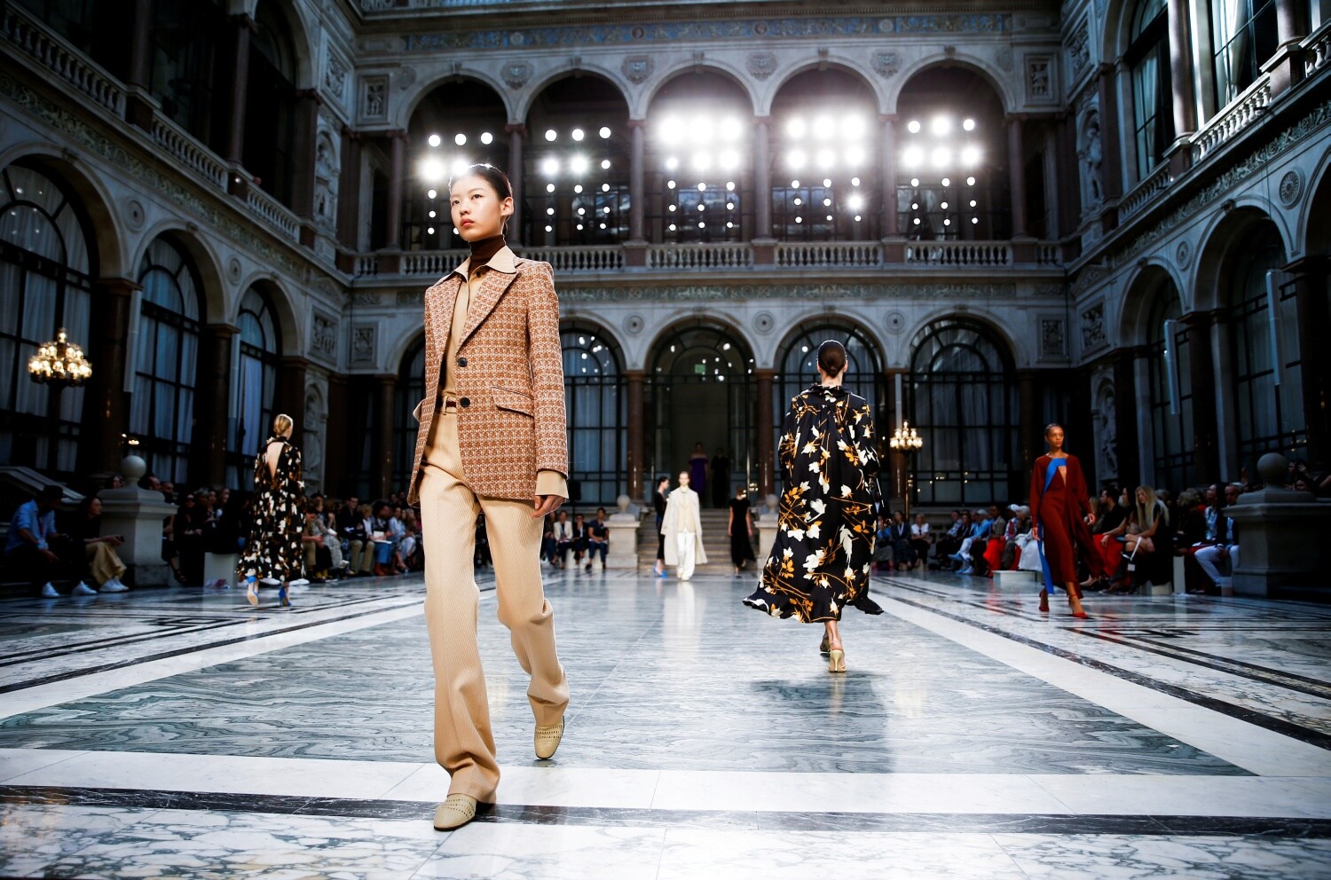 Modelos presentan creaciones durante el desfile de Victoria Beckham en la Semana de la Moda de Londres en Londres, Gran Bretaña.