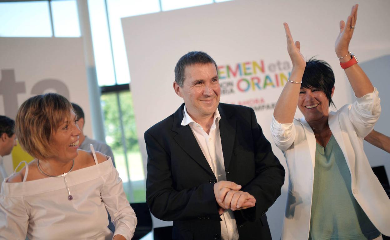 Miren Larrion junto a Arnaldo Otegi y Maddalen Iriarte.