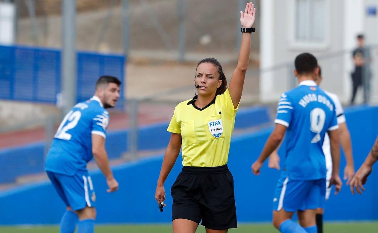 La palentina en el transcurso de su primer partido en Segunda B. 