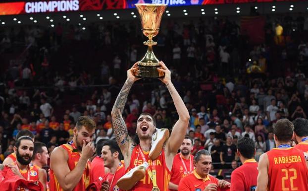 Juan Hernángómez, con la copa por todo lo alto. 