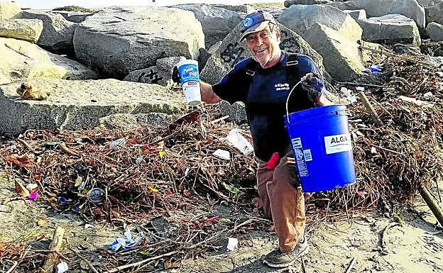 Charles Moore participa en una recogida de residuos en una playa.
