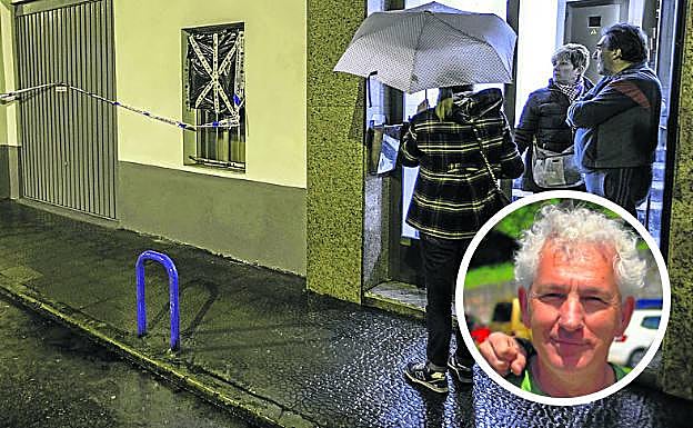 Vecinos observan el lugar donde apareció el cadáver de Ángel Prieto, en Santander. En detalle, Paulino G. L., al que apodan 'Richard Gere'. 