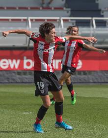 Imagen secundaria 2 - Erika Vázquez fue una de las protagonistas del primer encuentro del Athletic este curso en Lezama. 