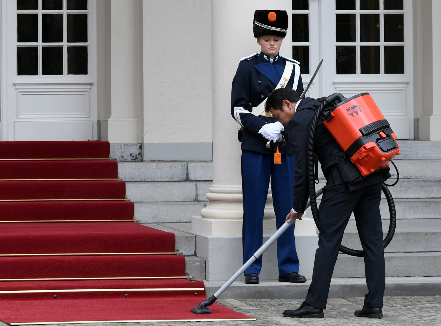 Limpieza de El Palacio, antes del anuncio del Memorando de Presupuesto 2020 en La Haya, Países Bajos.