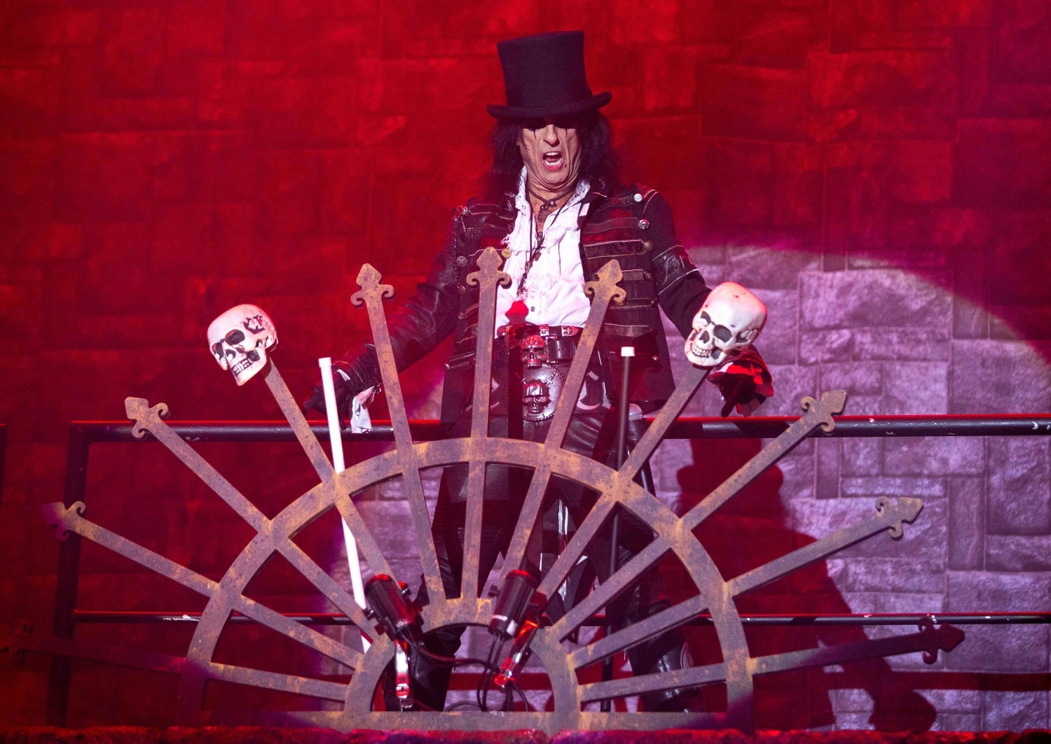 El músico estadounidense Alice Cooper actúa durante su concierto en el "Stadthalle" en Viena, Austria.