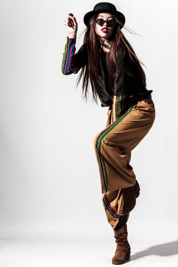 Sonia Fuente es la directora creativa de su firma homónima. Sus colecciones para mujer son cañeras, de estilo noventero y con influencias 'de la calle'