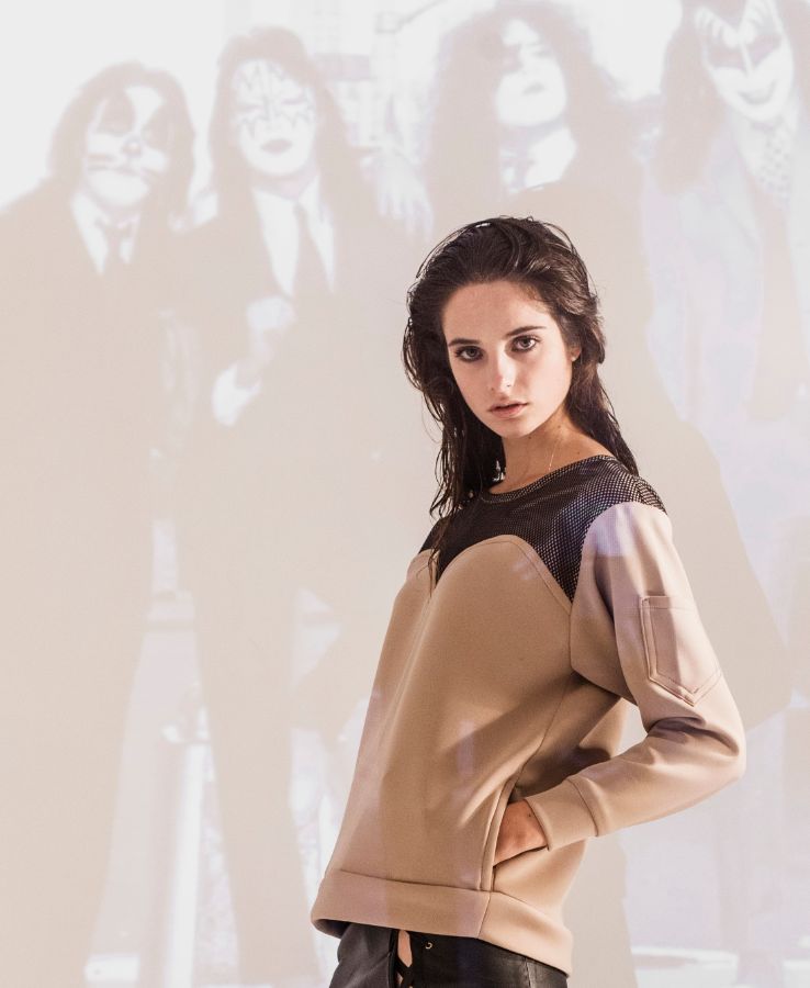 Sonia Fuente es la directora creativa de su firma homónima. Sus colecciones para mujer son cañeras, de estilo noventero y con influencias 'de la calle'