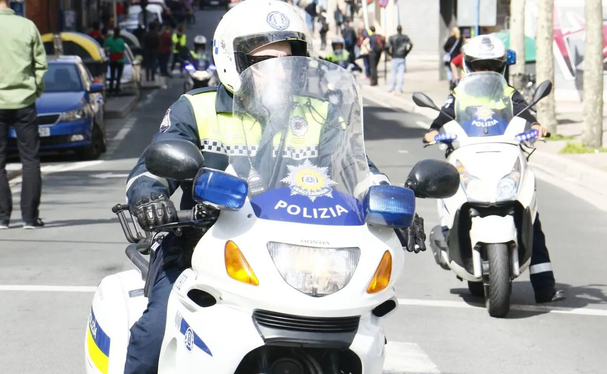 Agentes de la Policía Local de Vitoria circulan en moto por la ciudad.