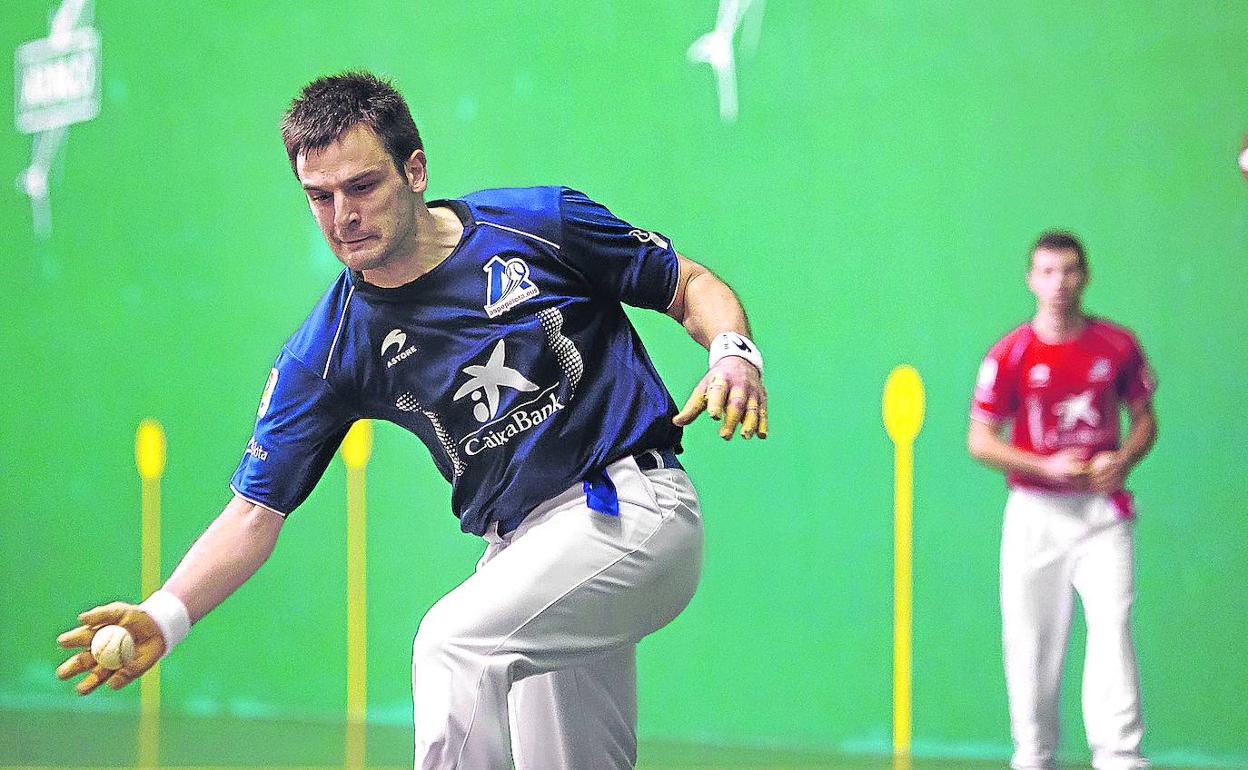 Elezkano II levanta una pelota con la derecha en el ancho del frontón Artza de Bermeo.