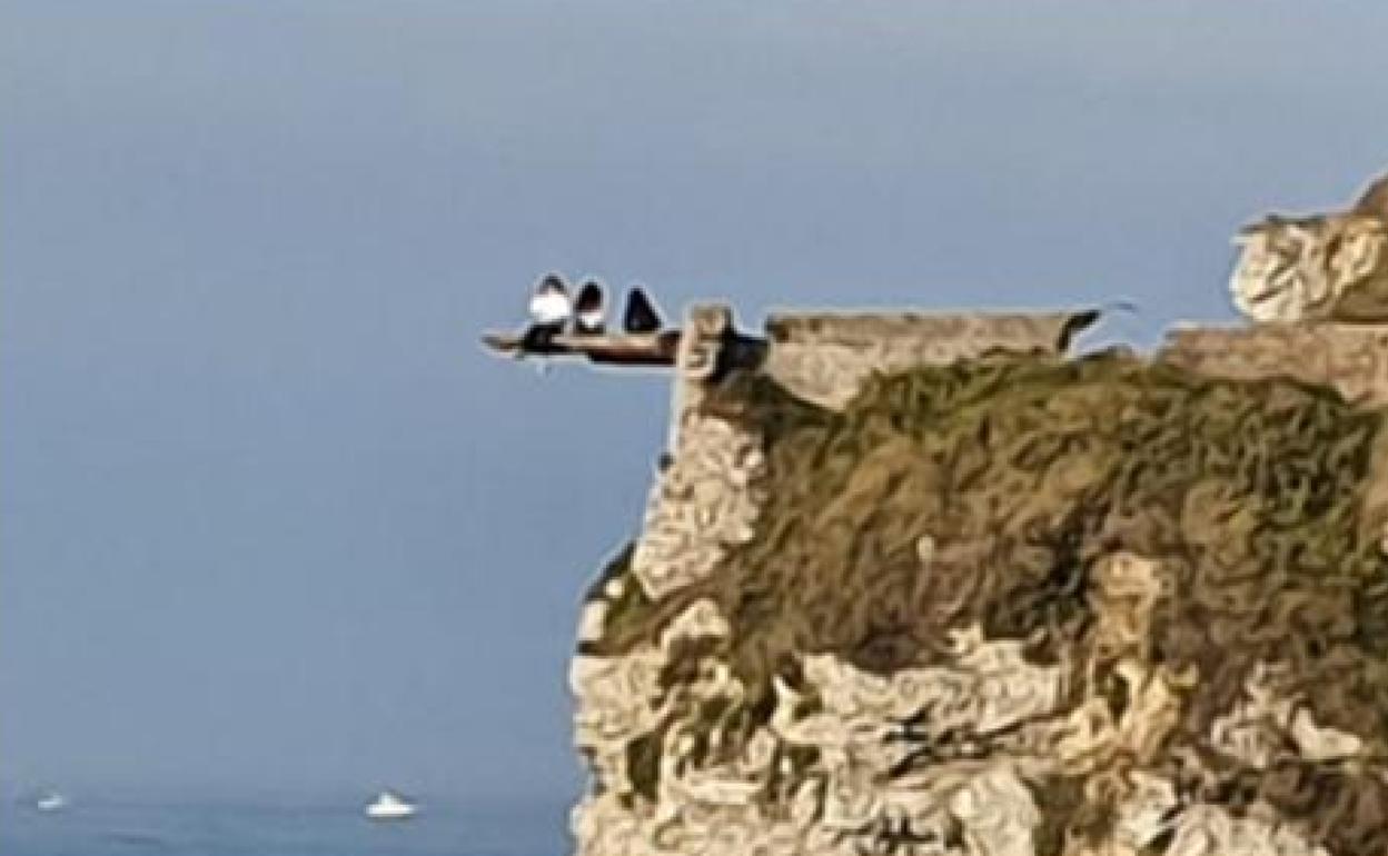 Las tres adolescentes, encaramadas en el saliente del cerro de Santa Catalina. 