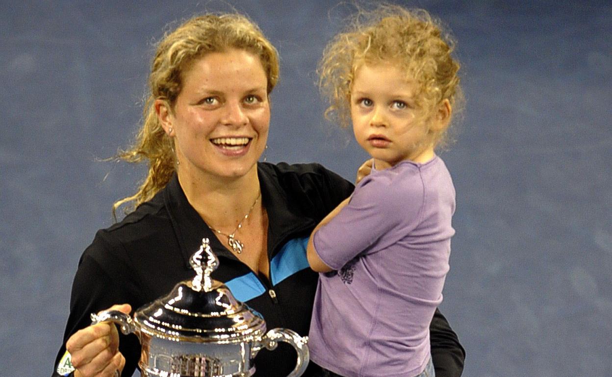 Kim Clijsters posa con su hija Jada y el trofeo del US Open tras vencer a Vera Zvonareva en 2010.