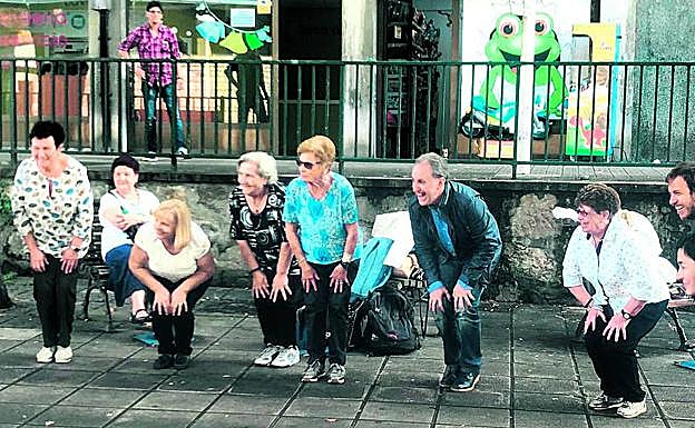 Alfonso Gil calienta las articulaciones antes del paseo realizado ayer con mayores de Otxarkoaga.