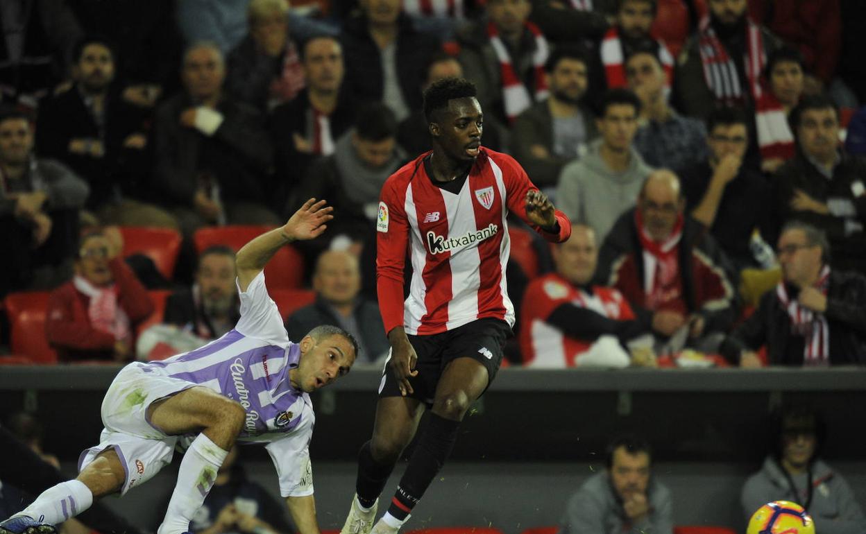 Williams regatea a un jugador del Valladolid en el duelo de la pasada temporada en casa. 