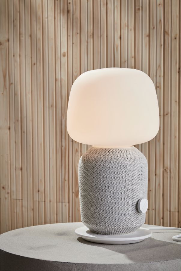 Y por último, comparto con vosotros un ejemplazo de diseño industrial: la lámpara-altavoz SYMFONIK. Se trata de una lámpara de sobremesa con altavoz y wifi incorporado que IKEA ha lanzado en colaboración con la marca estrella de altavoces, la californiana Sonos. La pantalla de vidrio artesanal le otorga una silueta de lo más sinuosa y su base de efecto trenzado aporta la calidez que equilibra el conjunto.Si lo que quieres es un soporte para tu dormitorio o salón, decántate por la balda-altavoz de la misma colección SYMFONISK. Puedes colocar el altavoz en horizontal o en vertical, además de fijarlo a la pared y utilizarlo como estante.Te permite aprovechar mejor el espacio y difunde un sonido intenso por toda la habitación.