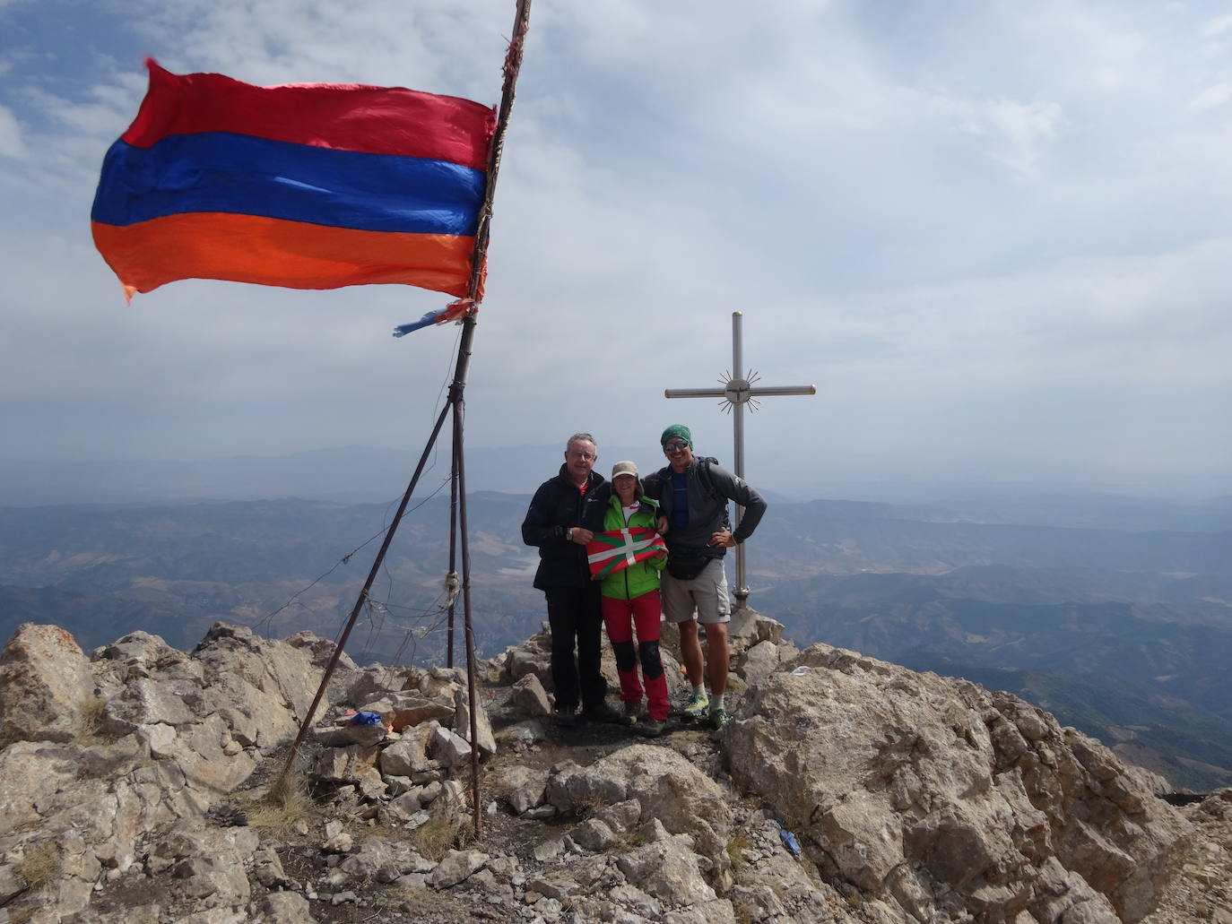 Mikel Álvarez y su esposa Amaia en el monte Khustup, en Armenia. Mikel solicitará en enero el diploma de su primer centenario.