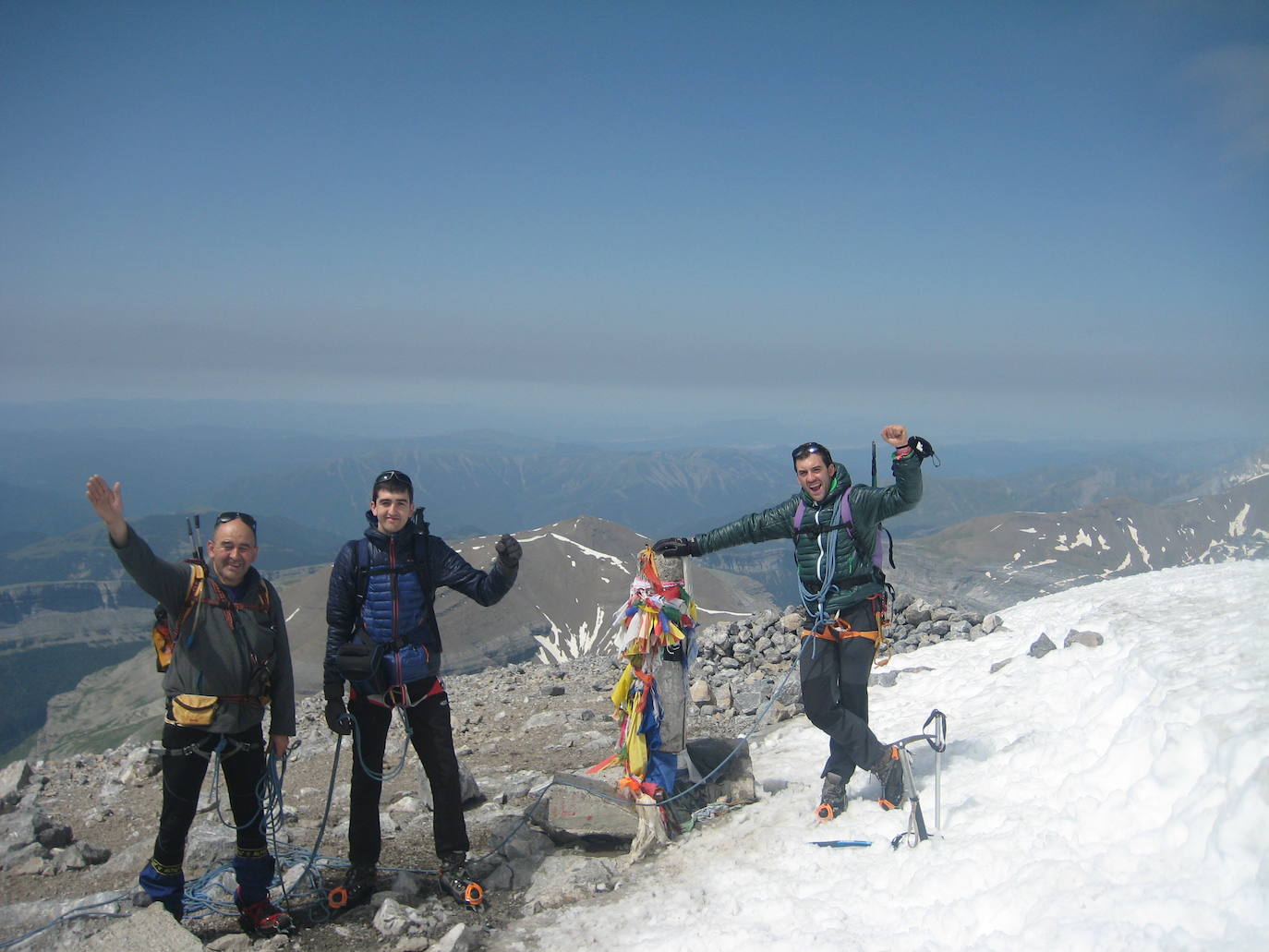 Ricardo Suso, con sus dos hijos en la cima de Monte Perdido, en Pirineos. Ha completado cinco veces el reto.