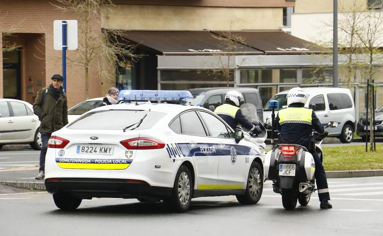 Policías locales patrullan por las calles de Vitoria.