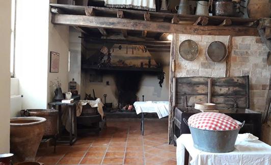 Una antigua cocina reconstruida en el Museo Etnográfico.