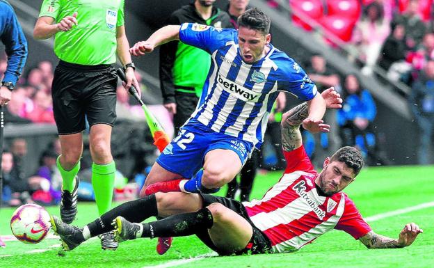 Unai Núñez detiene el avance de Calleri en el duelo que disputaron Athletic y Alavés la pasada temporada en San Mamés.