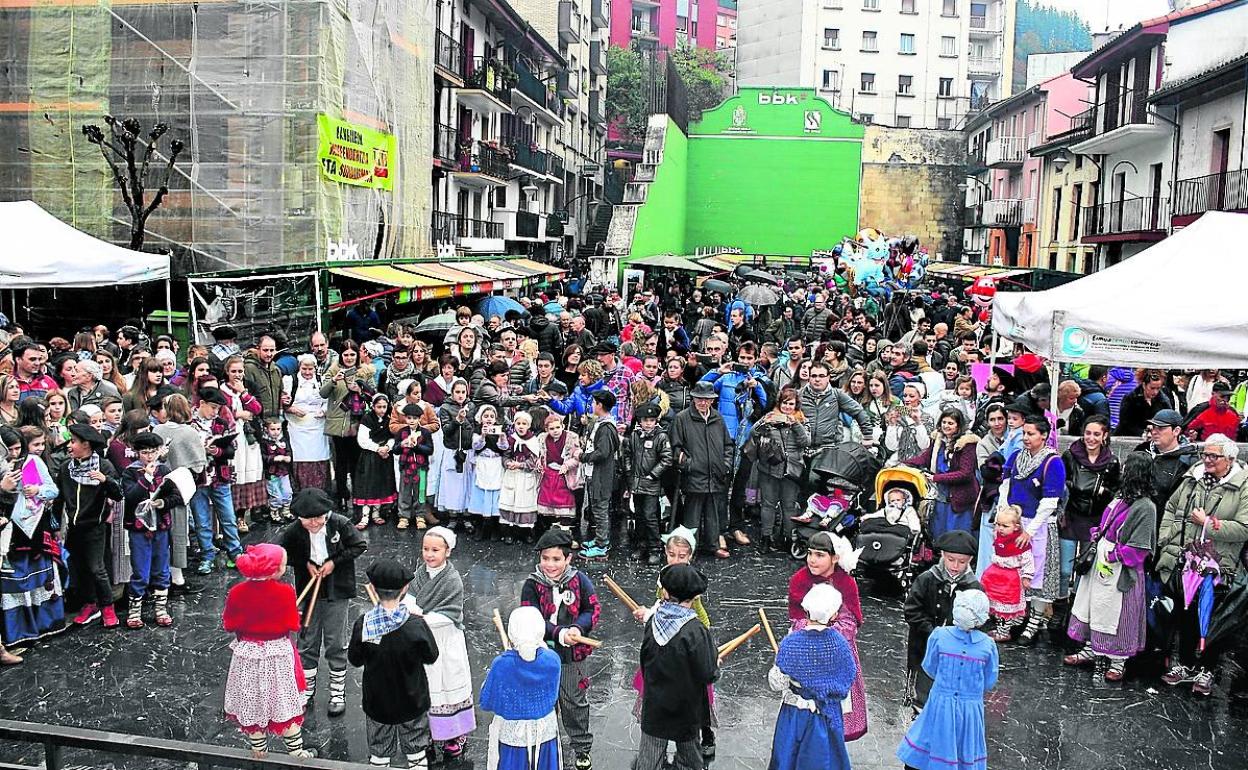 La Feria de San Marín volverá a llenar las calles de Ermua el próximo mes de noviembre.