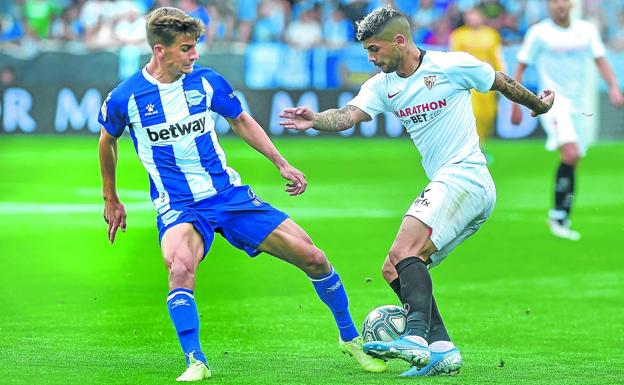 Pere Pons trata de arrebatar el balón a Banega en el duelo del pasado domingo frente al Sevilla. 