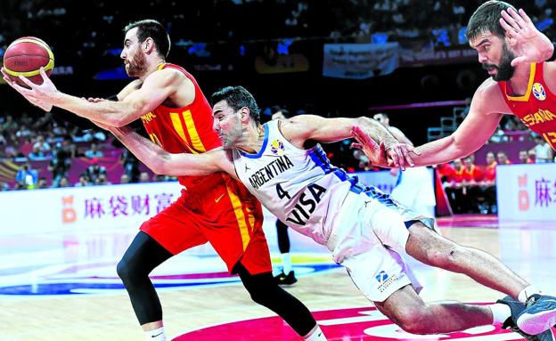 Luis Scola se lanza en la pelea por el balón con Víctor Claver durante la final de la Copa del Mundo entre España y Argentina.