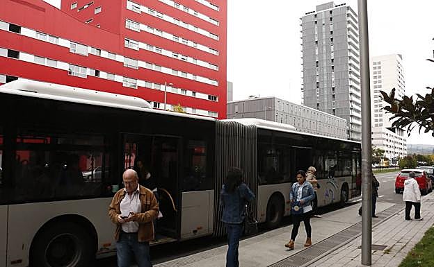 Un autobús urbano, en una parada de Salburua. 