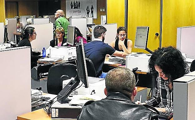 Ciudadanos presentando la declaración de la Renta en Vitoria.