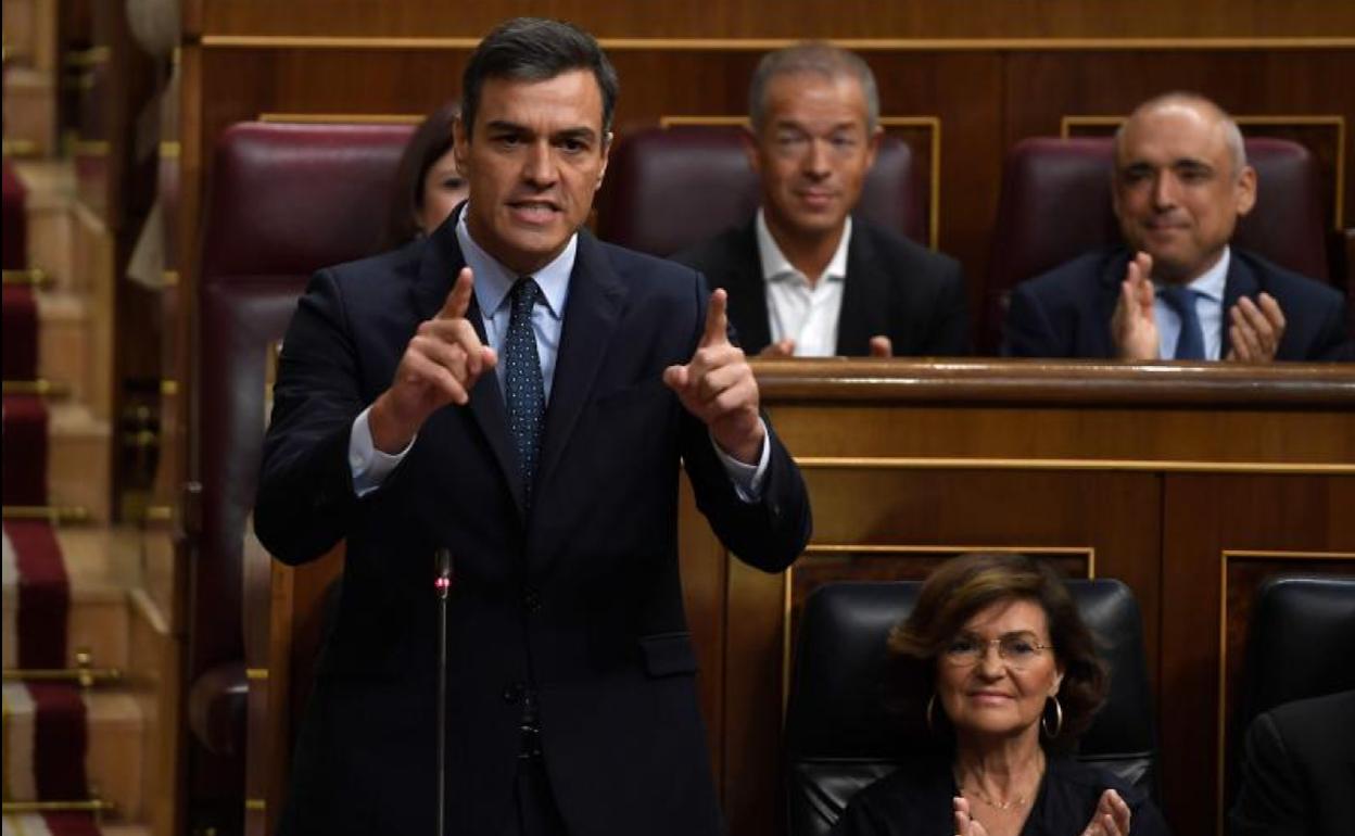 El presidente del Gobierno en funciones, Pedro Sánchez, y la vicepresidenta, Carmen Calvo.