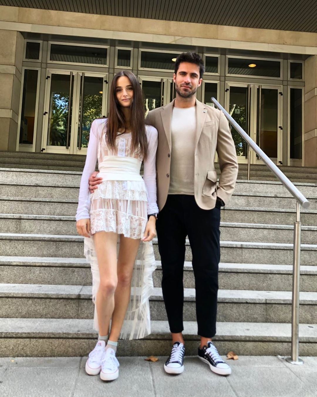 La pareja de modelos formada por Miren Rodrigo y Eder Aguirre se casaron por lo civil y entre semana con originales looks nupciales