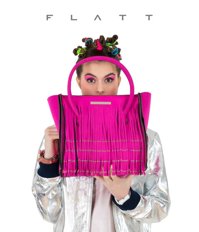 Marta Sotés y Mikel Zarandona son los fundadores de Flatt, una firma de accesorios confeccionados con tejido de neopreno