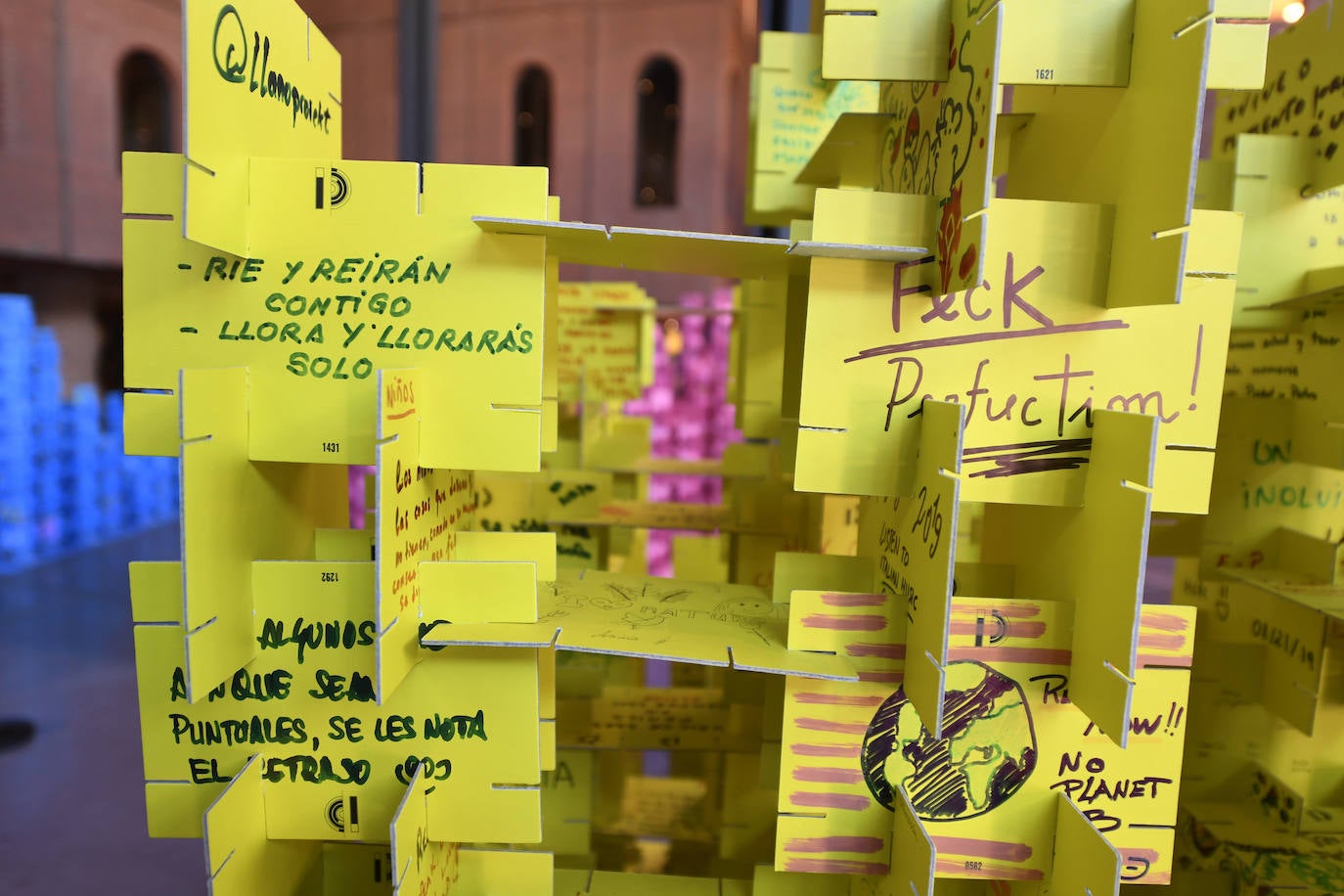 La exposición instalada en la Alhóndiga para promover la creación de ideas.