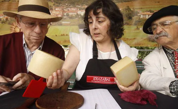 Durante su participación como jurado en el concurso de quesos de Araia junto a Carmen de Vega y Josu Mendizabal. 