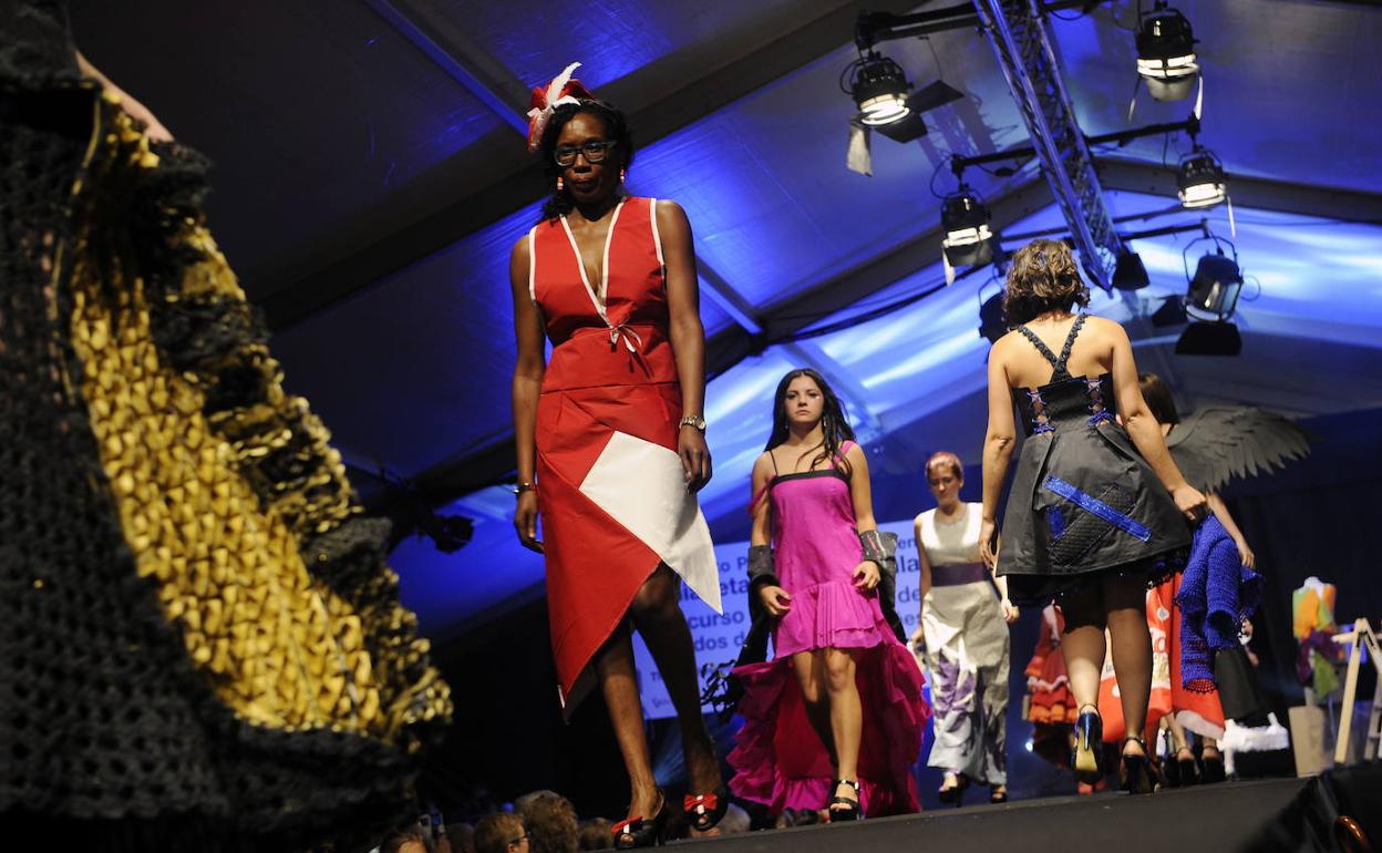 Un total de 52 vestidos de papel desfilarán mañana en el tradicional  concurso de Güeñes | El Correo
