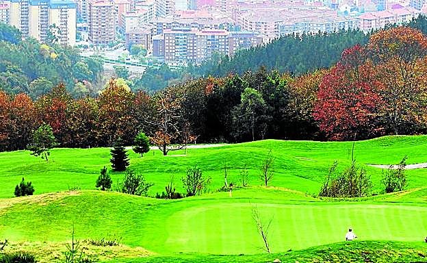 Imagen del campo de 18 hoyos que se mantiene en el monte Ganguren.
