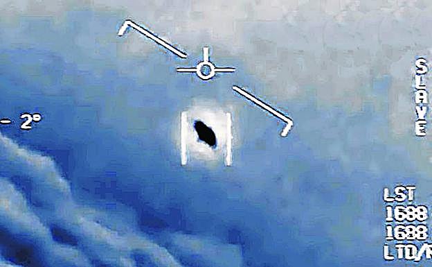 Un objeto volador no identificado es captado por la pantalla de un caza estadounidense.