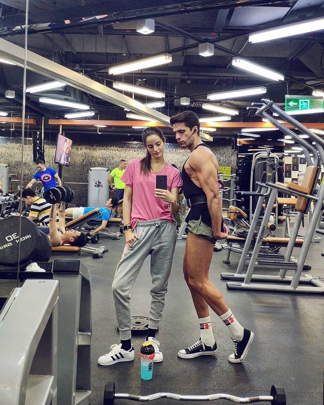 La pareja de modelos formada por Miren Rodrigo y Eder Aguirre se casaron por lo civil y entre semana con originales looks nupciales