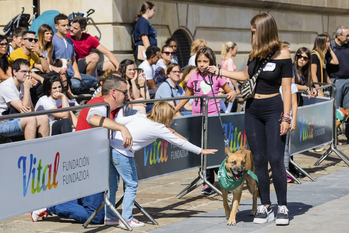 La protectora ApaSOS organiza una pasarela con 18 canes que buscan casas de acogida para salir de las jaulas del centro de Armentia